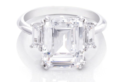 7 克拉祖母绿切割方晶锆石戒指，配优雅长方形钻石 - 纯银打造的纯粹精致